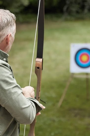 Martin Kitz beim Bogenschießen im Agenturgarten